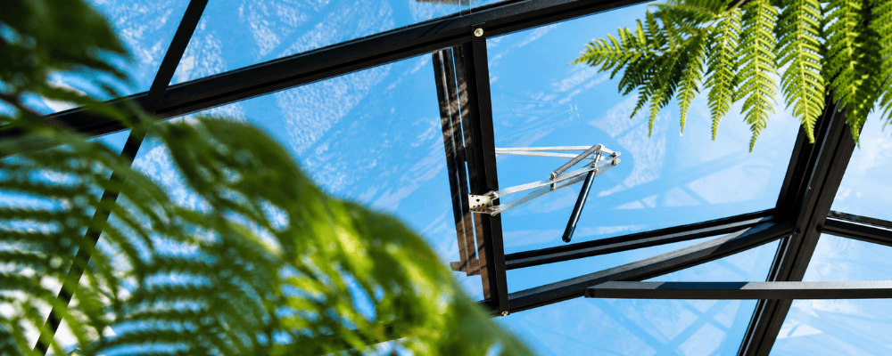 Ouverture automatique de lucarne dans une serre de jardin LAMS